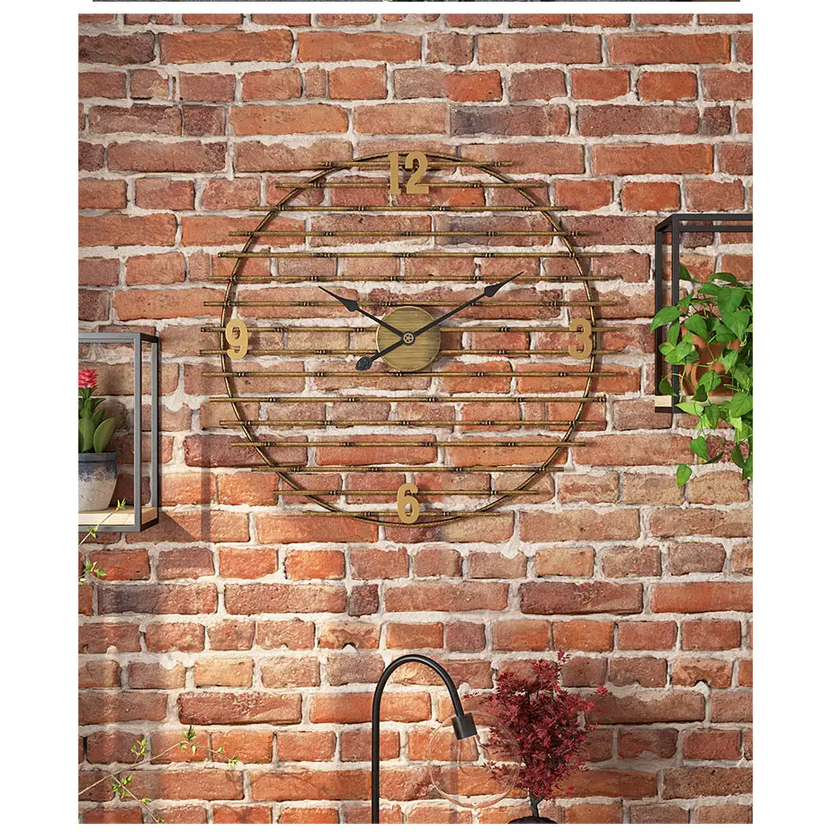 Wanduhr aus goldenem Metall