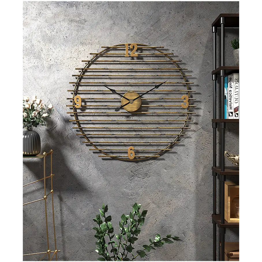 Wanduhr aus goldenem Metall
