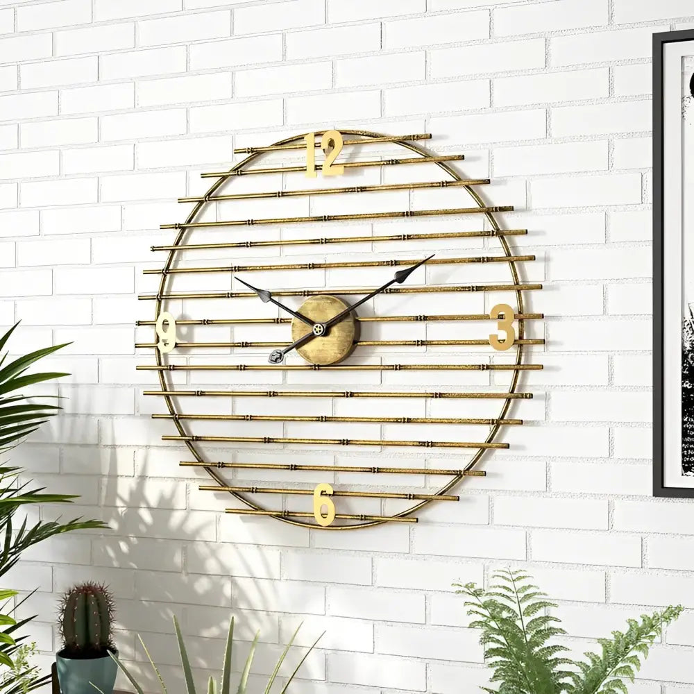 Wanduhr aus goldenem Metall
