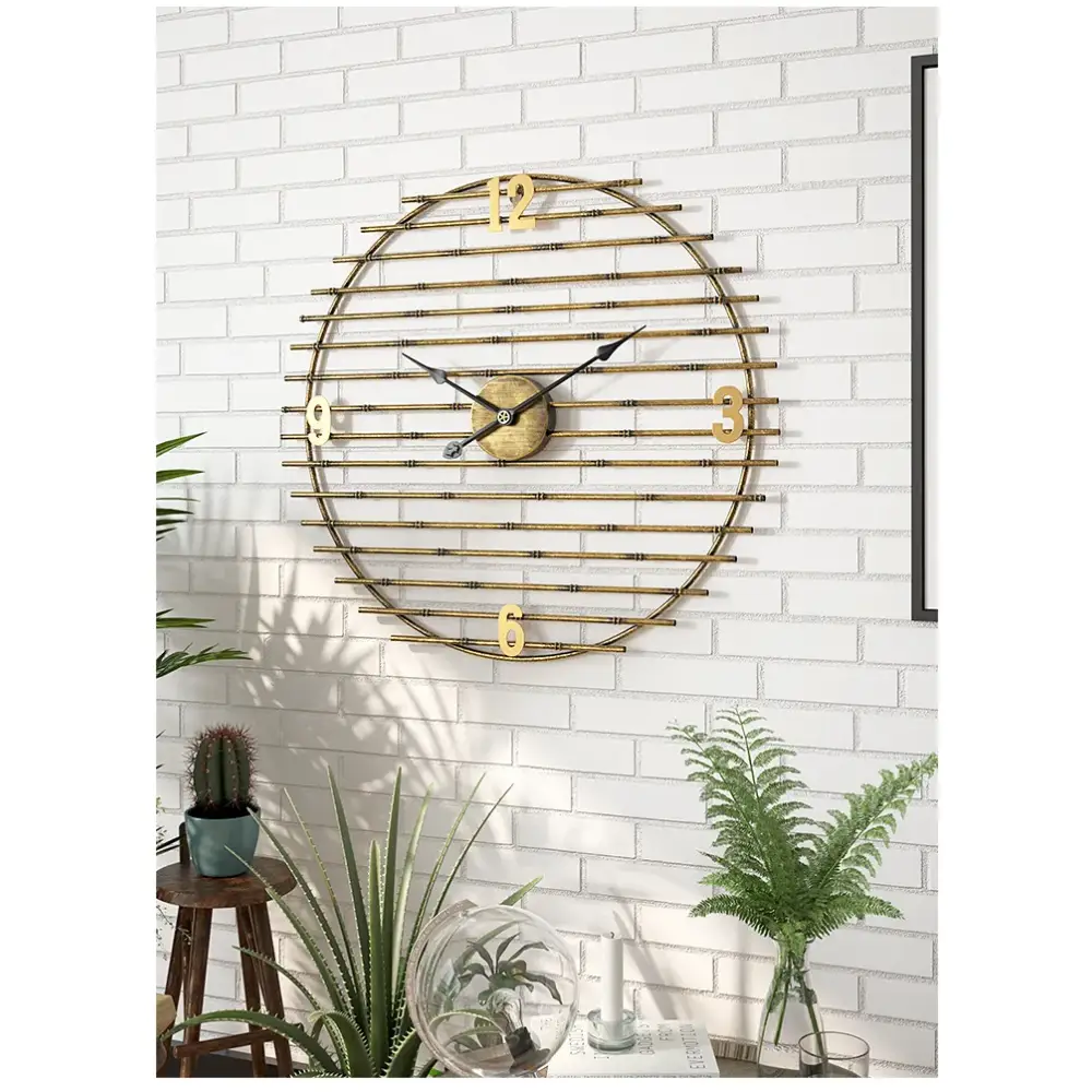 Wanduhr aus goldenem Metall