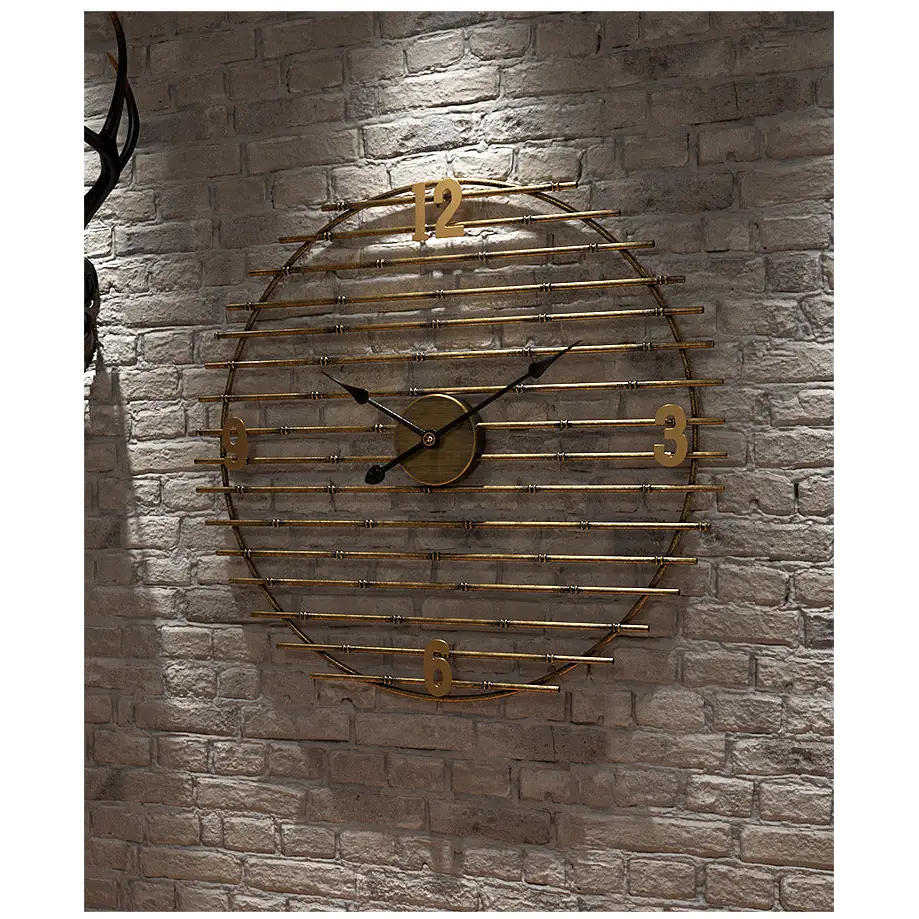 Wanduhr aus goldenem Metall