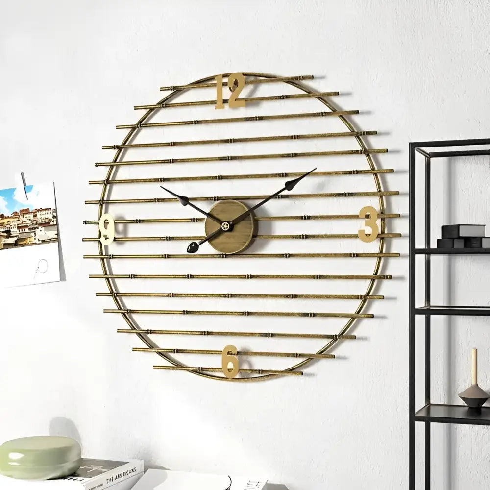 Wanduhr aus goldenem Metall