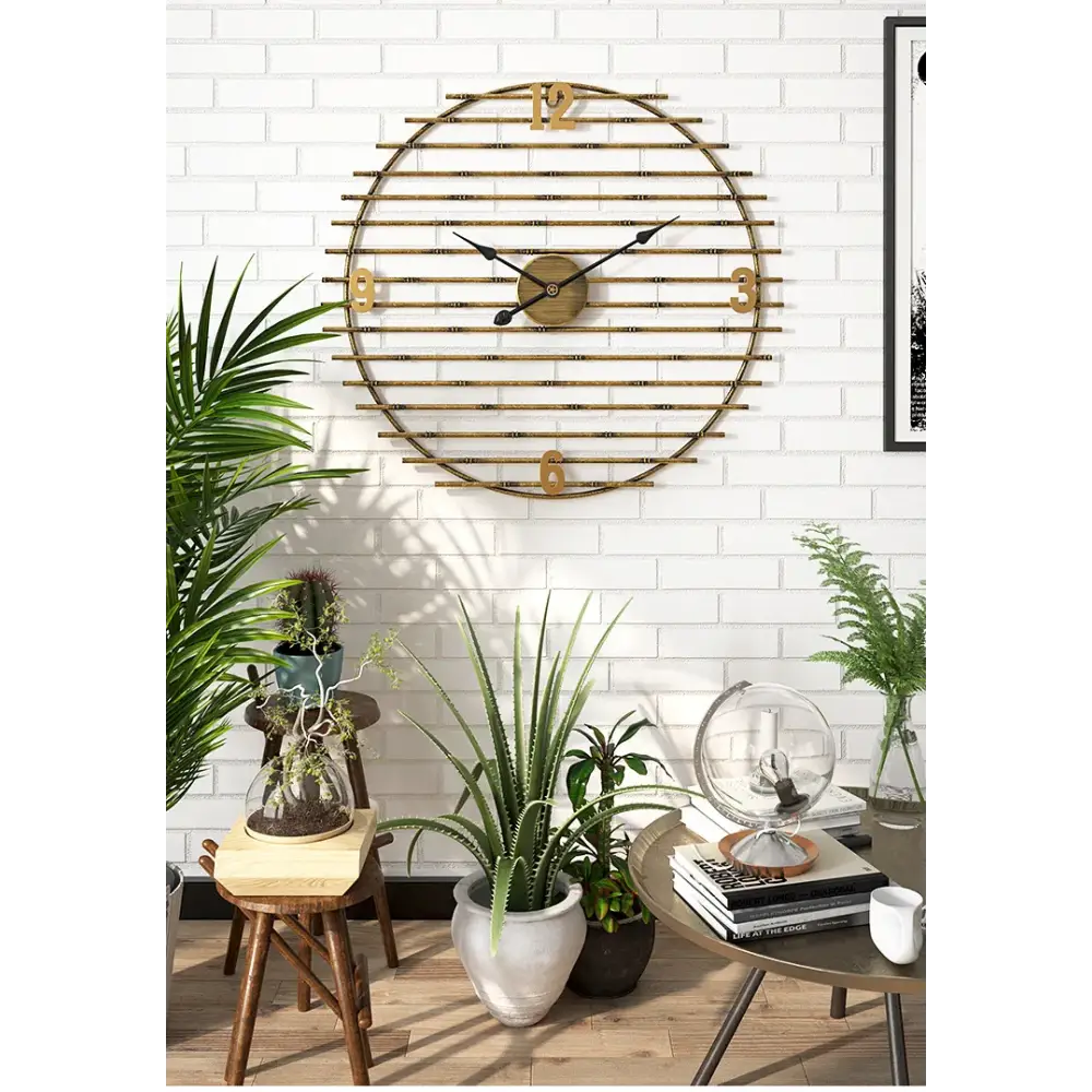 Wanduhr aus goldenem Metall