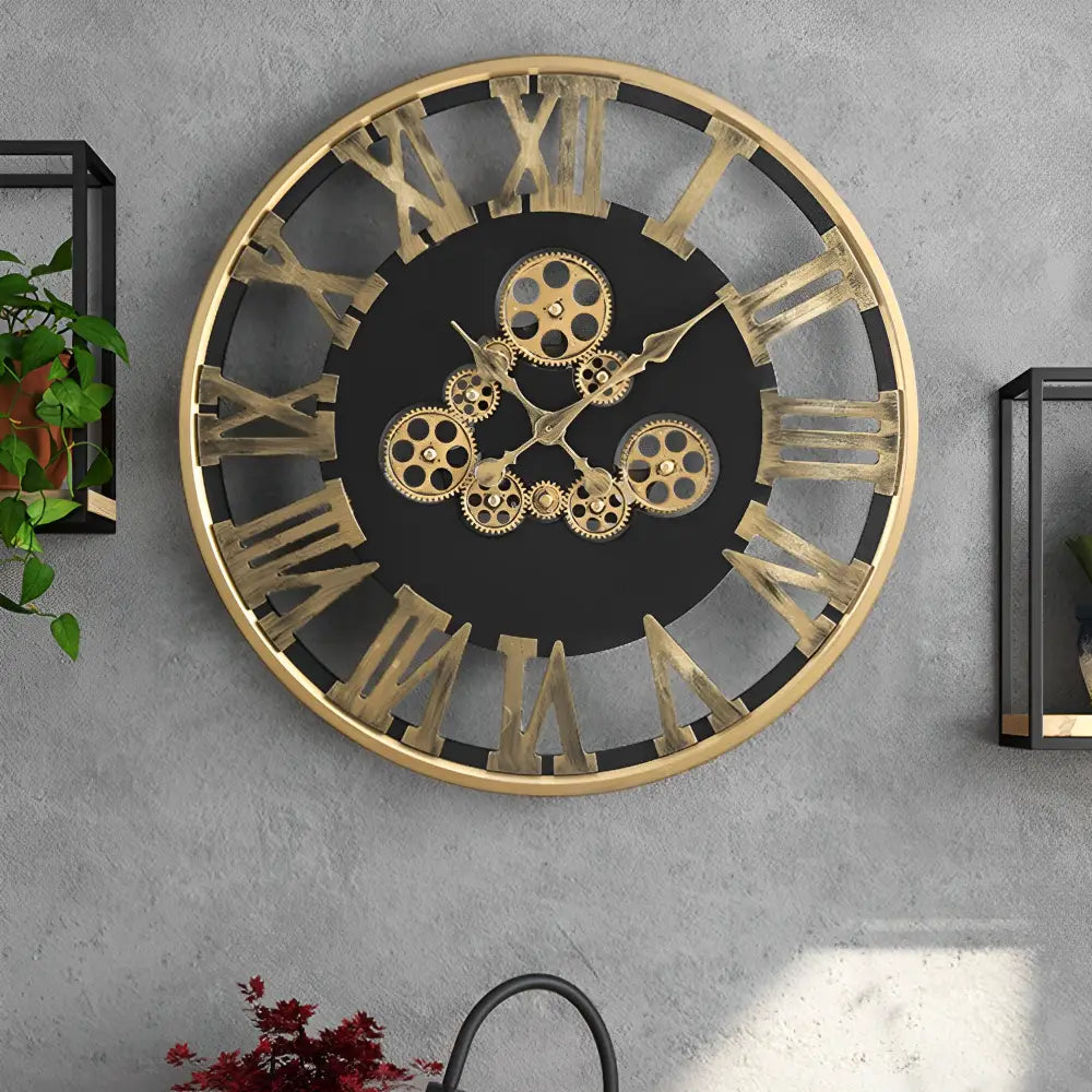 Wanduhr mit goldenem drehendem Zahnrad