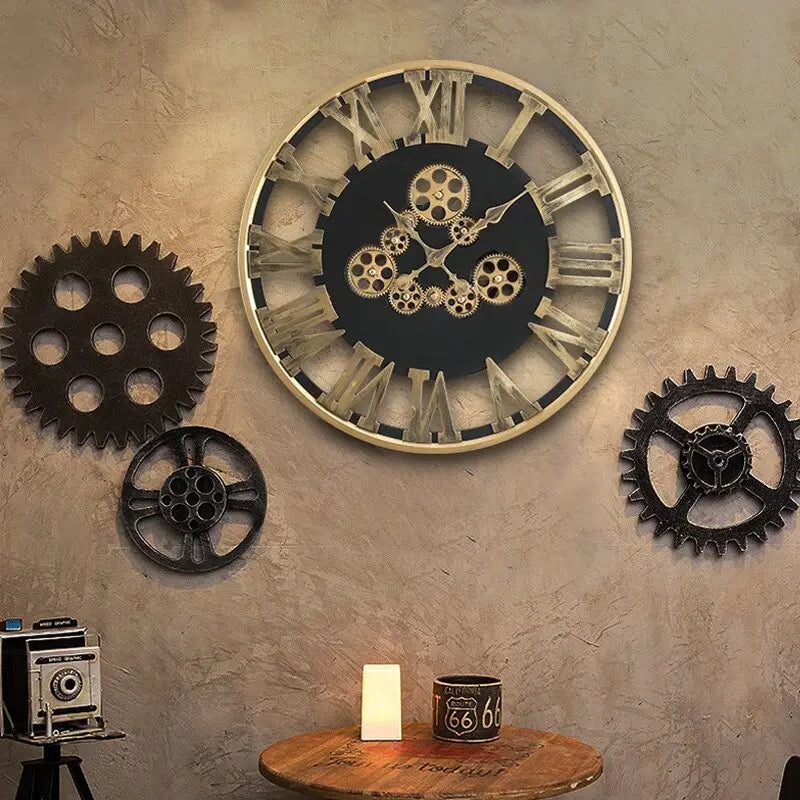 Wanduhr mit goldenem drehendem Zahnrad