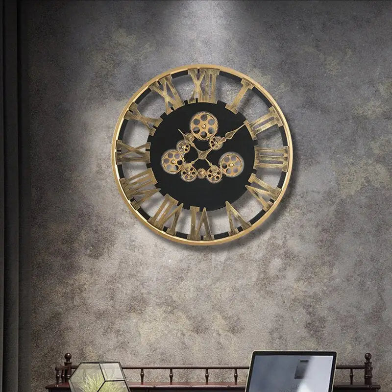 Wanduhr mit goldenem drehendem Zahnrad