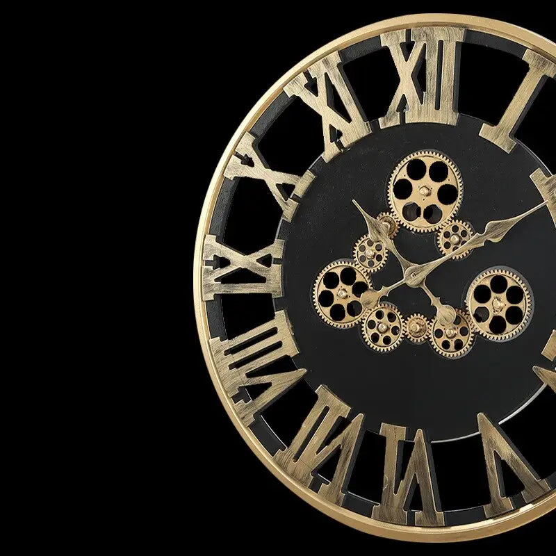 Wanduhr mit goldenem drehendem Zahnrad