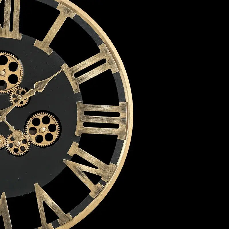 Wanduhr mit goldenem drehendem Zahnrad