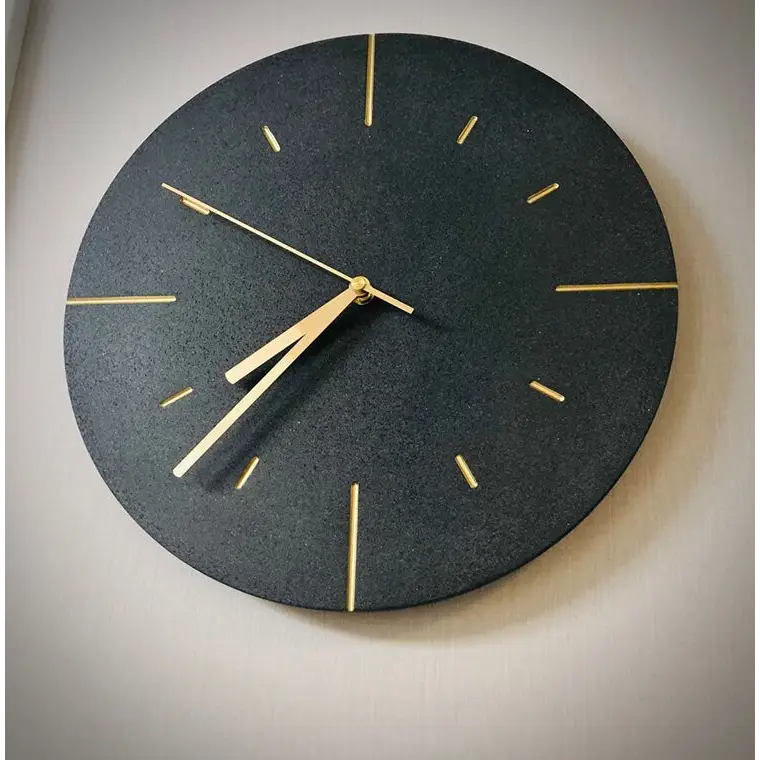 Wanduhr in Zementoptik