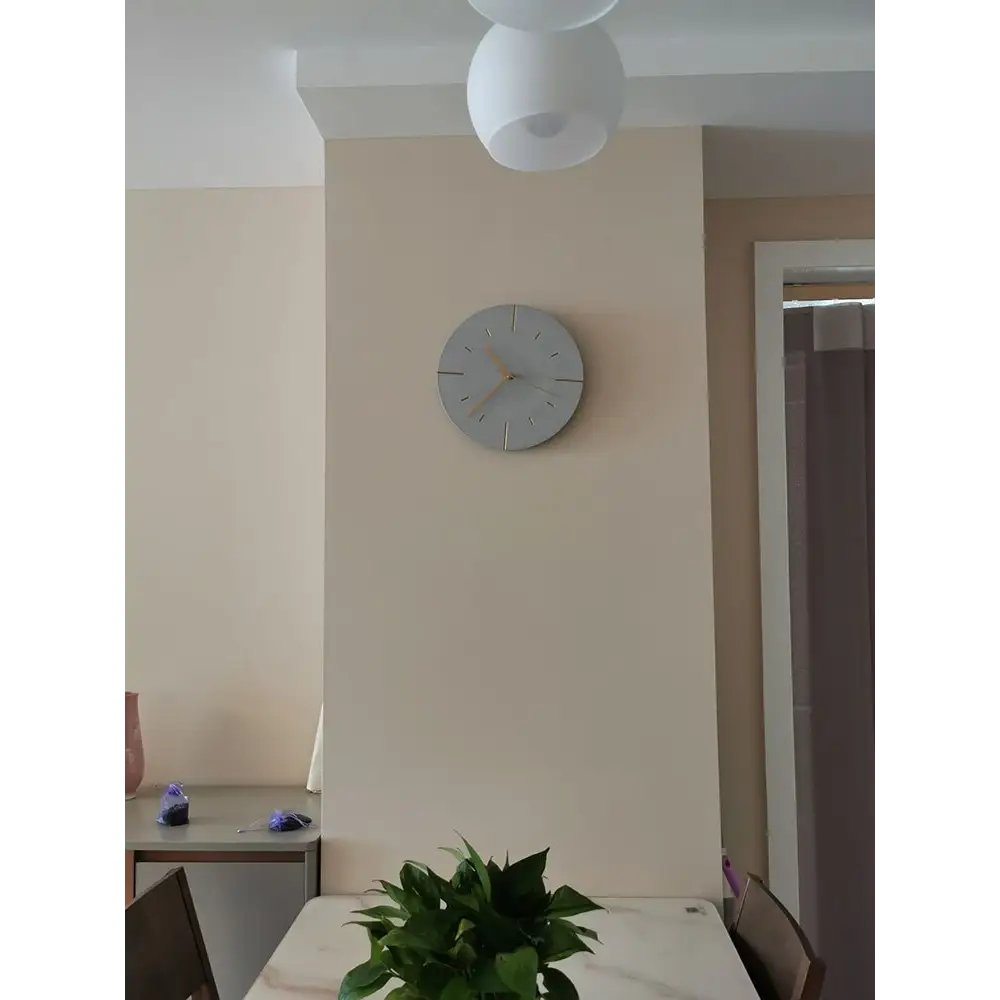 Wanduhr in Zementoptik