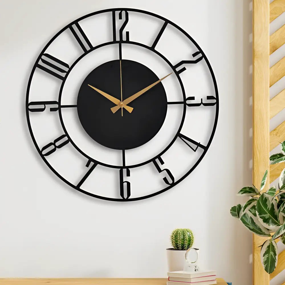 Moderne Wanduhr aus schwarzem Holz