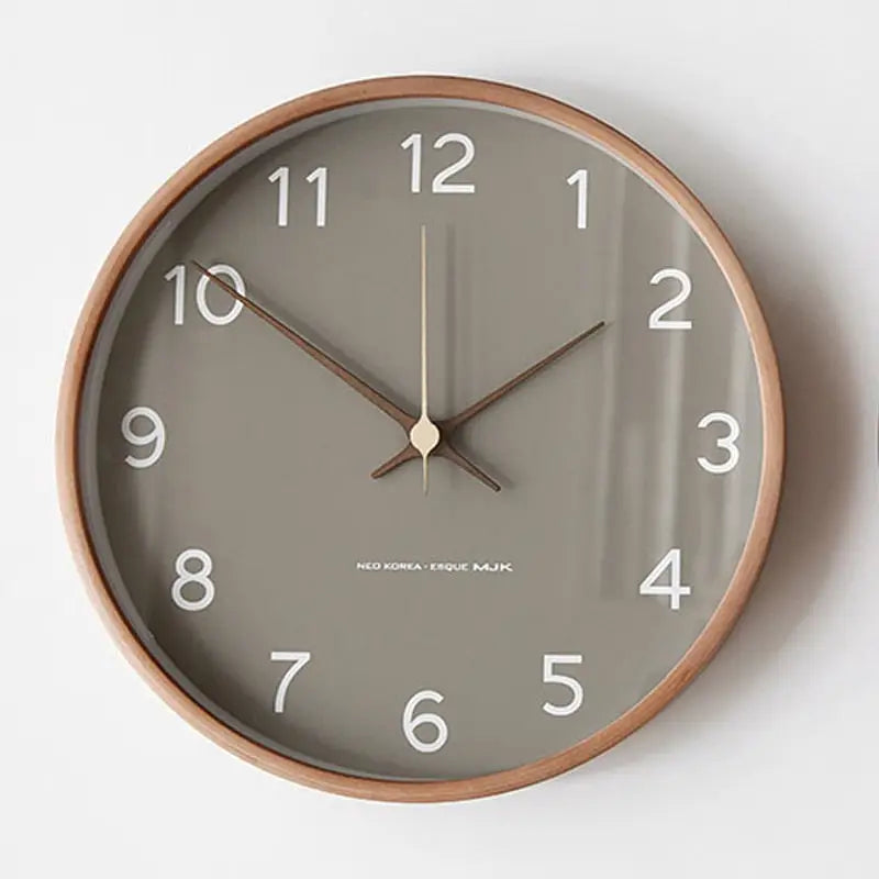 Wanduhr aus massivem nordischem Holz