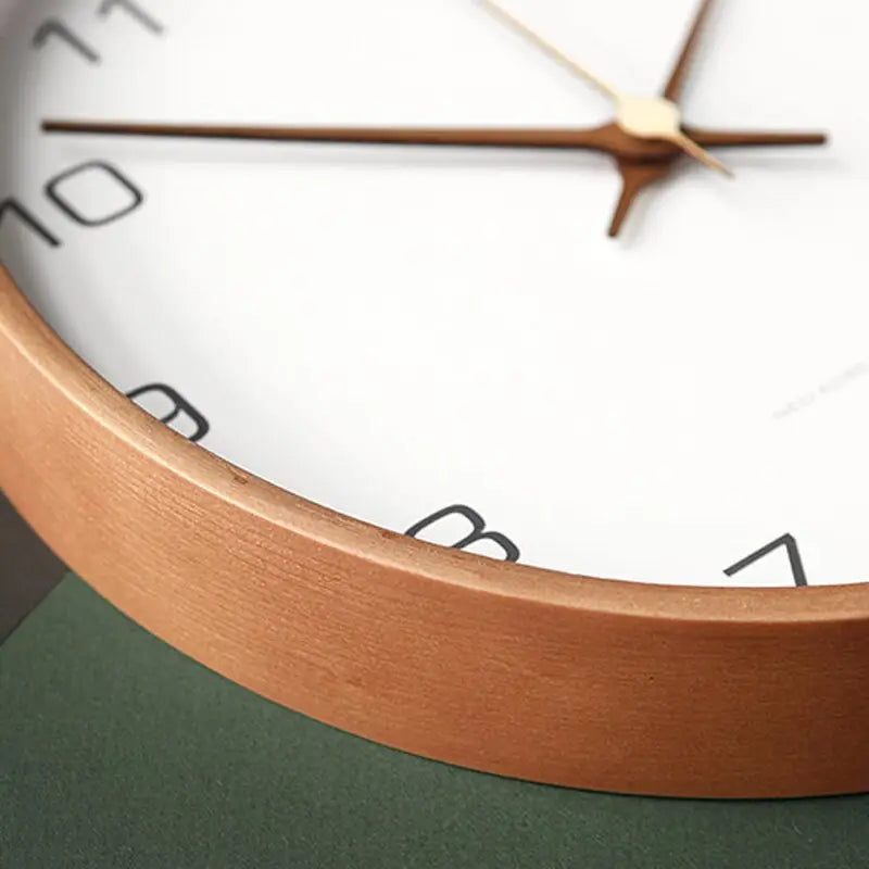 Wanduhr aus massivem nordischem Holz