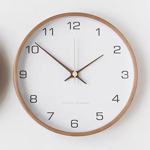 Wanduhr aus massivem nordischem Holz
