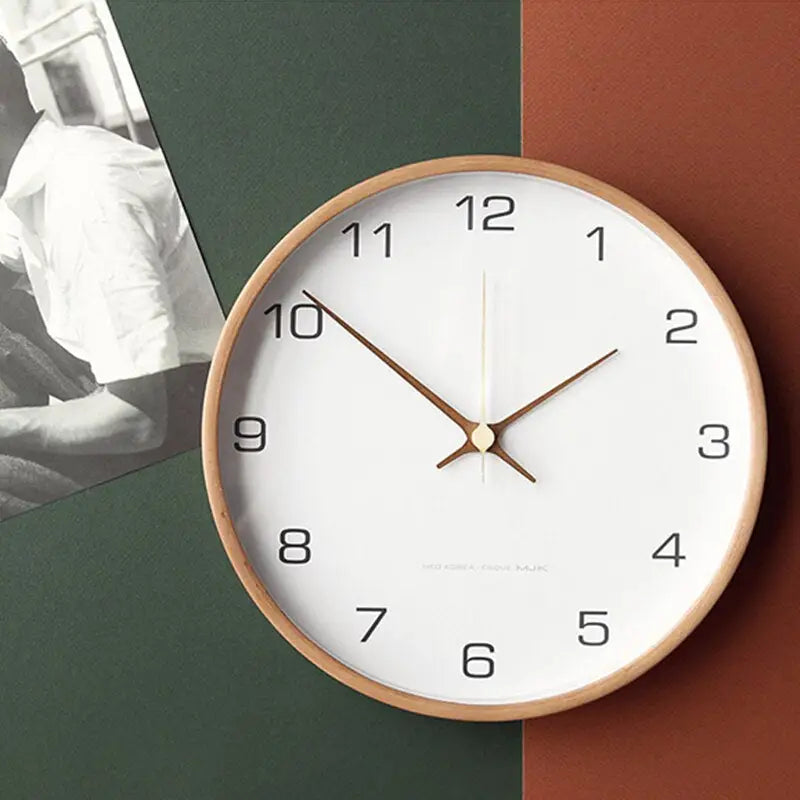 Wanduhr aus massivem nordischem Holz