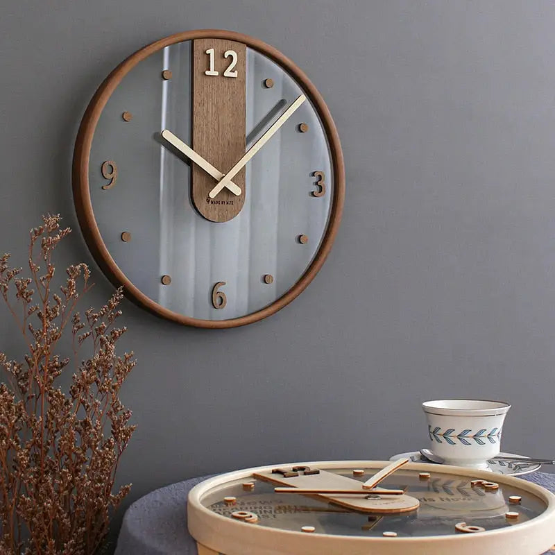 Originelle Wanduhr aus Holz