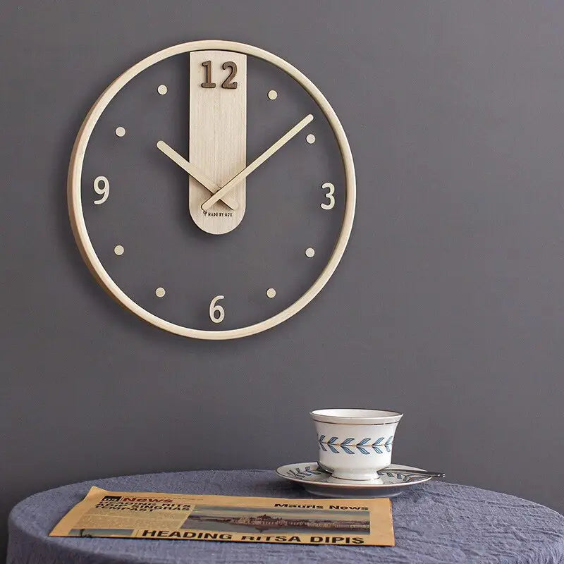 Originelle Wanduhr aus Holz