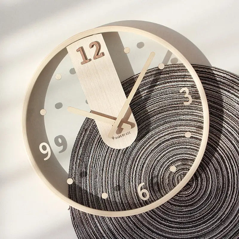 Originelle Wanduhr aus Holz