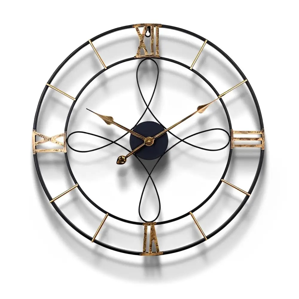 Schwarze und goldene Wanduhr aus Schmiedeeisen.