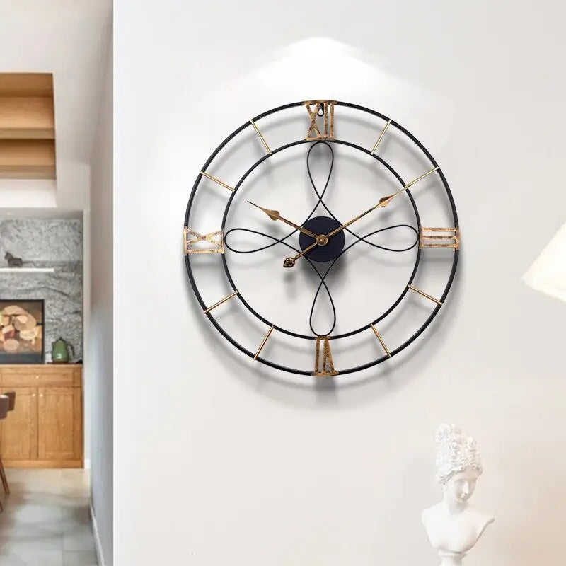 Schwarze und goldene Wanduhr aus Schmiedeeisen.