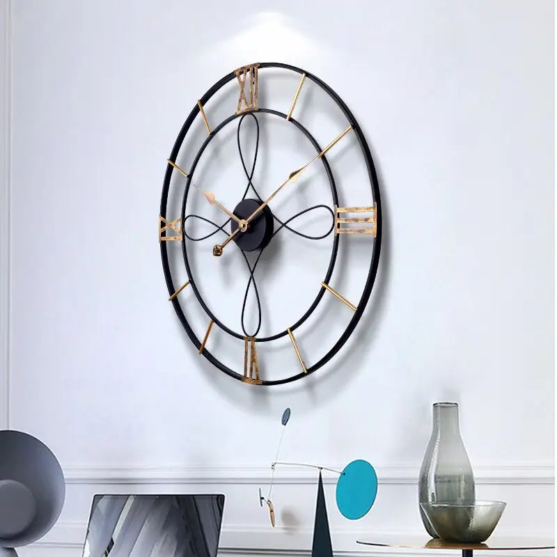 Schwarze und goldene Wanduhr aus Schmiedeeisen.