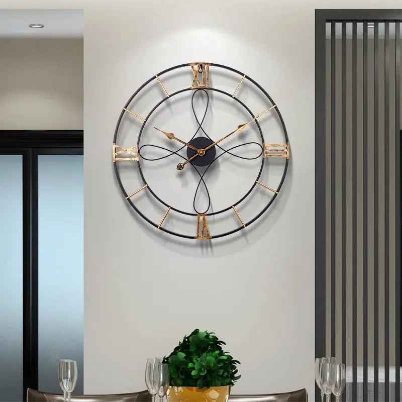Schwarze und goldene Wanduhr aus Schmiedeeisen.