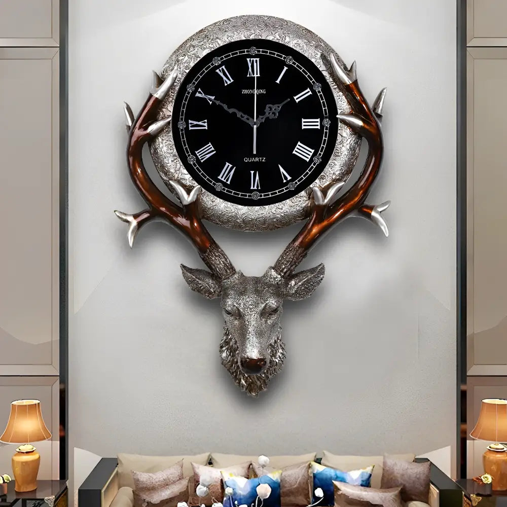 Wanduhr mit Hirschmotiv