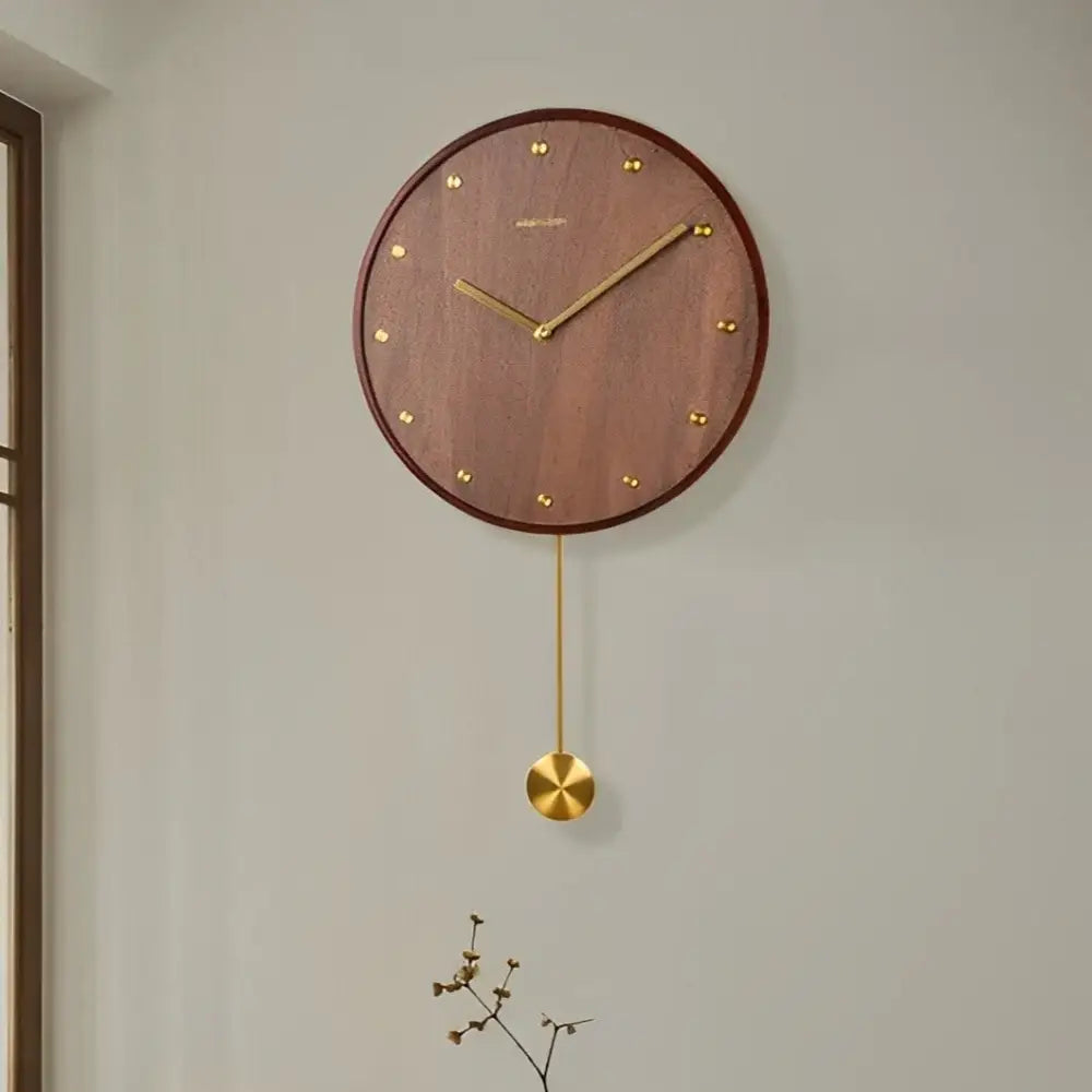Moderne Wanduhr mit Pendel