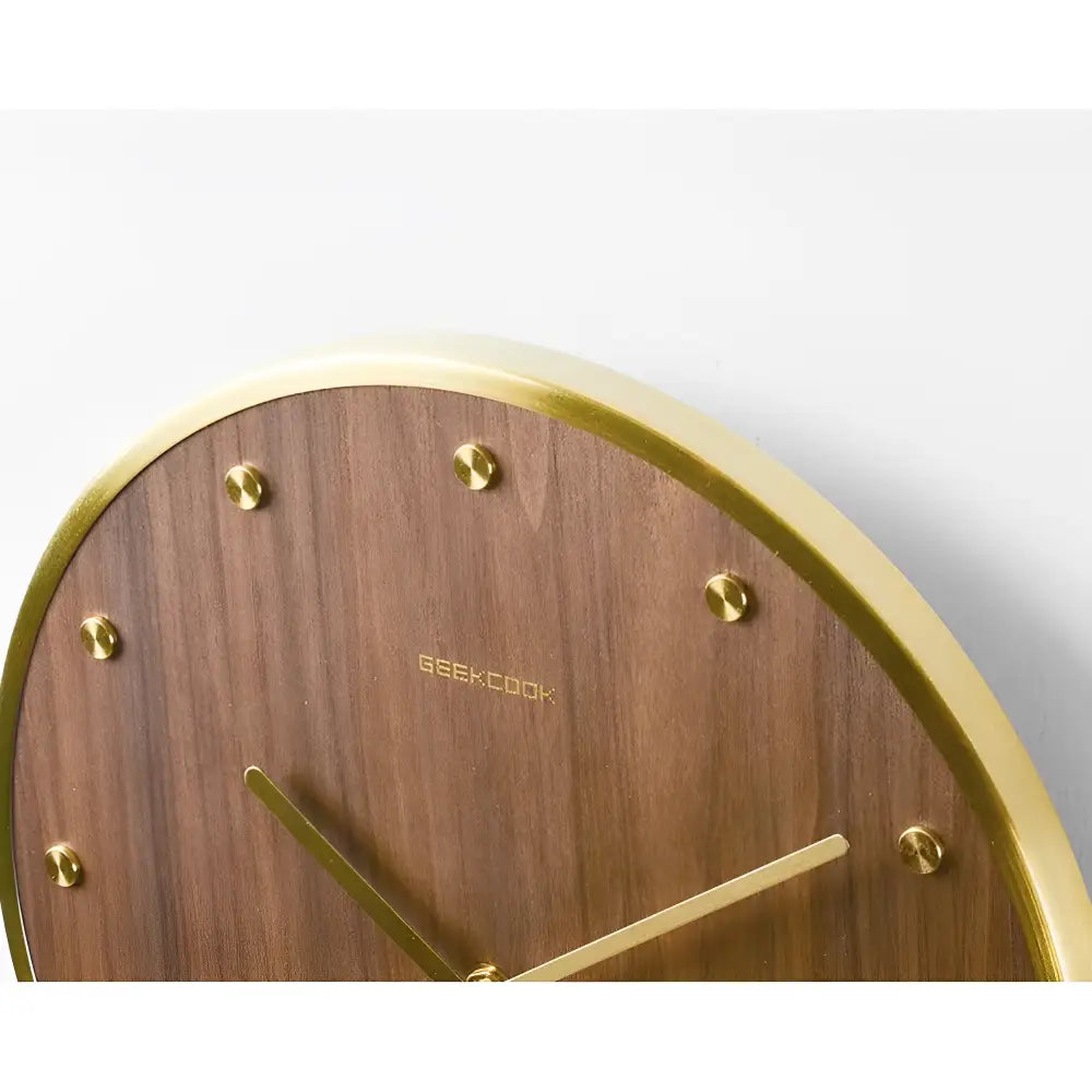Moderne Wanduhr mit Pendel