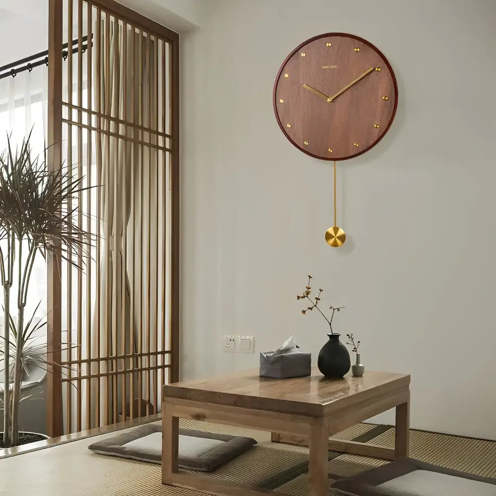 Moderne Wanduhr mit Pendel