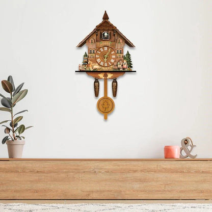 Traditionelle Kuckucksuhr im Chalet-Stil