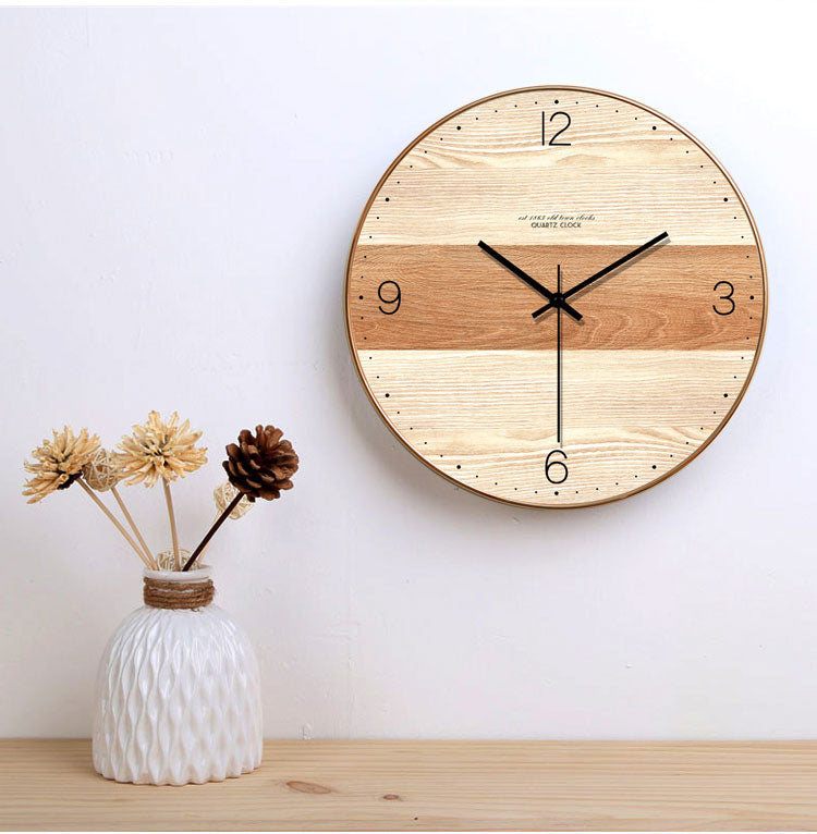 Wanduhr aus Holz mit zweifarbiger Nuance
