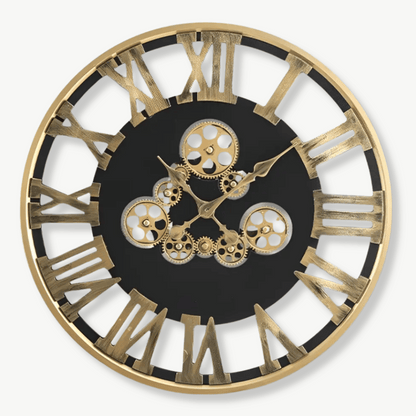 Wanduhr mit goldenem drehendem Zahnrad