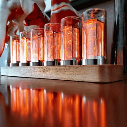 Moderne Nixie-Uhr mit Röhren