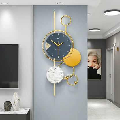 Große dekorative Uhr im modernen Stil