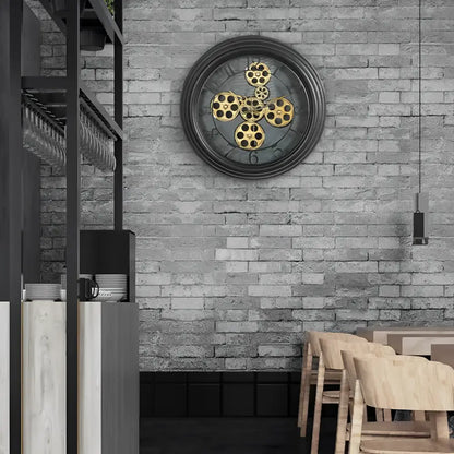 Wanduhr mit sichtbaren Zahnrädern
