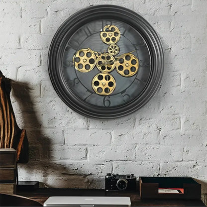 Wanduhr mit sichtbaren Zahnrädern