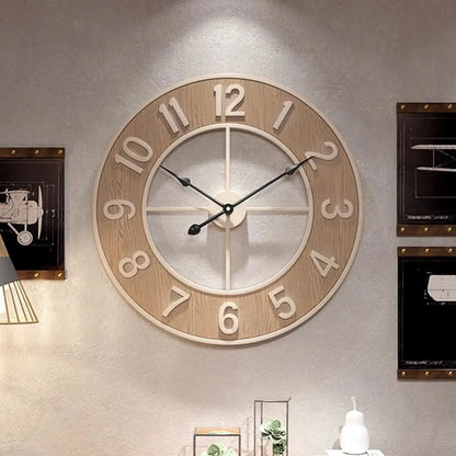 Skandinavische Wanduhr aus Naturholz