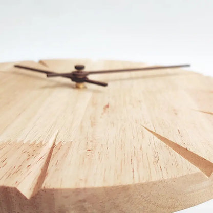 Holzwanduhr geschnitzt