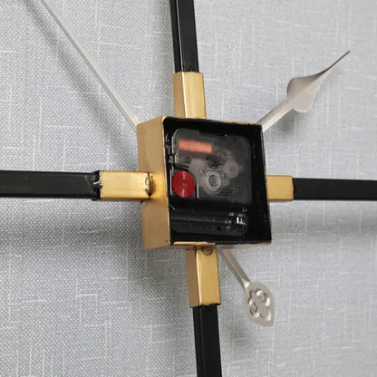 Quadratische Wanduhr im minimalistischen Design