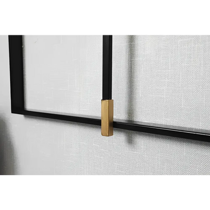 Quadratische Wanduhr im minimalistischen Design