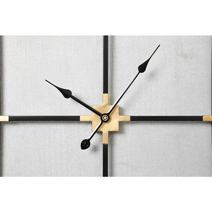 Quadratische Wanduhr im minimalistischen Design