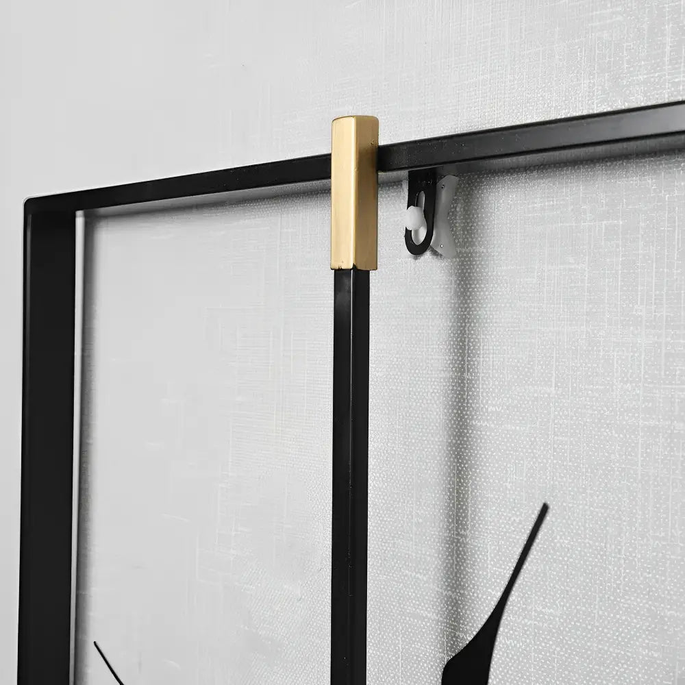 Quadratische Wanduhr im minimalistischen Design
