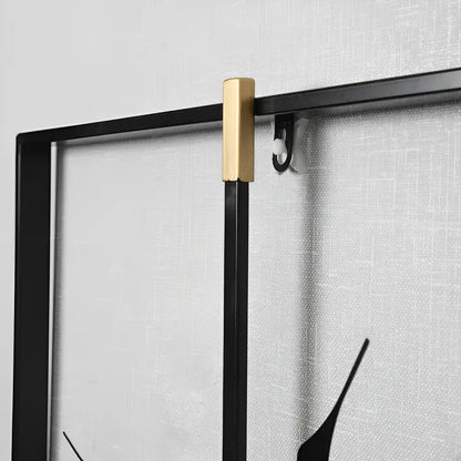 Quadratische Wanduhr im minimalistischen Design
