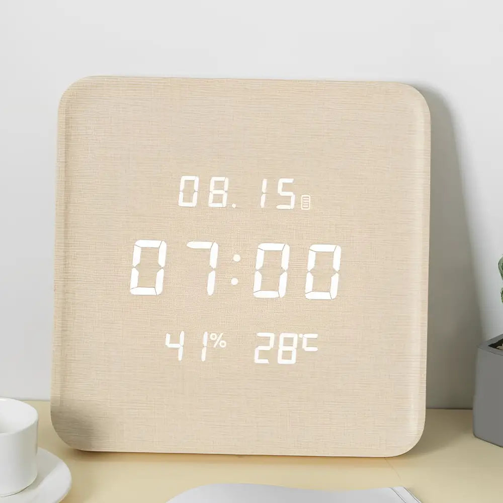 Digitale Wanduhr aus Holz
