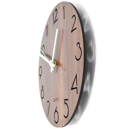 Klassische Wanduhr aus Holz