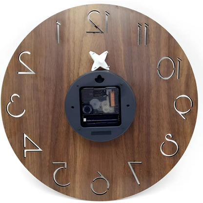 Klassische Wanduhr aus Holz