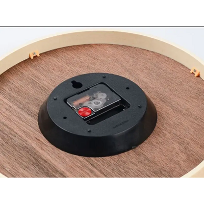 Wanduhr aus Nussbaumholz