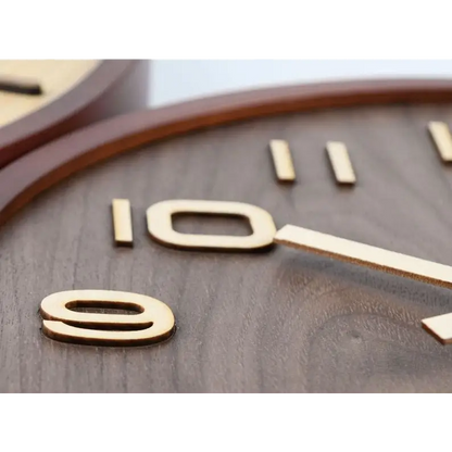 Wanduhr aus Nussbaumholz