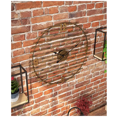 Wanduhr aus goldenem Metall